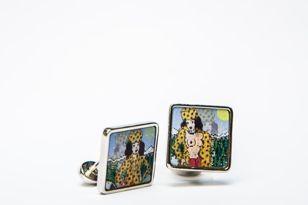 Paul Smith. ¿Quién no sueña con llevar una exhibicionista en los puños de la camisa? Esta versión con quinegramas cambia cuando de la nieve pasamos al sol. Imagen icónica del británico. De venta en tiendas Paul Smith.