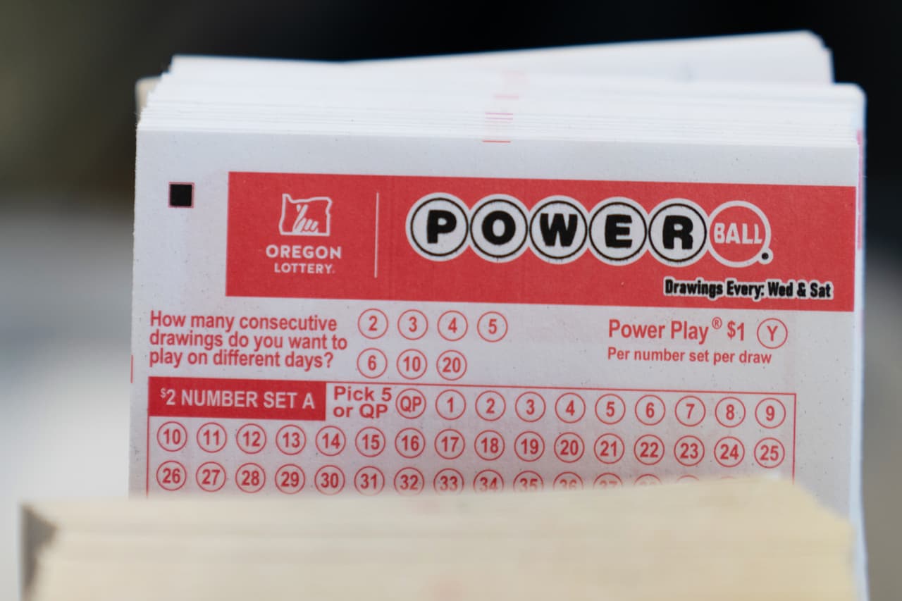 <h2 class="cms-H2-H2"><b>Powerball de 1 millón de dólares está por vencer sin ser reclamado en Nueva York</b></h2>
<br>El boleto corresponde al segundo premio del sorteo realizado el 1 de septiembre de 2025 y 
<a href="https://www.univision.com/local/nueva-york-wxtv/nueva-york-ganador-premio-powerball-1-millon-por-vencer">fue vendido en Port Jefferson, Nueva York.</a>
