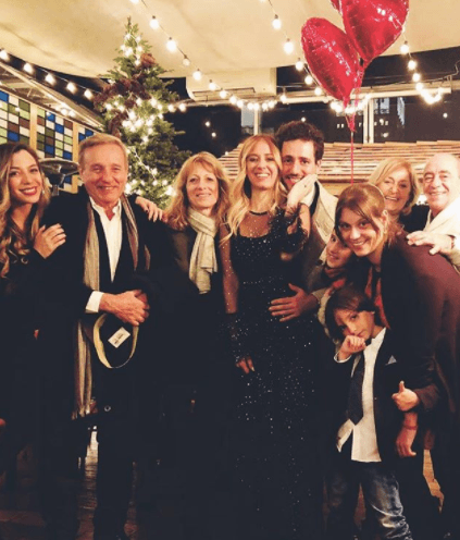 Para más tarde encontrarse con la sorpresa de que sus suegros, cuñada y sobrinos habían viajado desde Argentina, y sus padres y hermana desde Miami, para celebrar junto con ellos en una cena muy especial con toda la familia reunida.