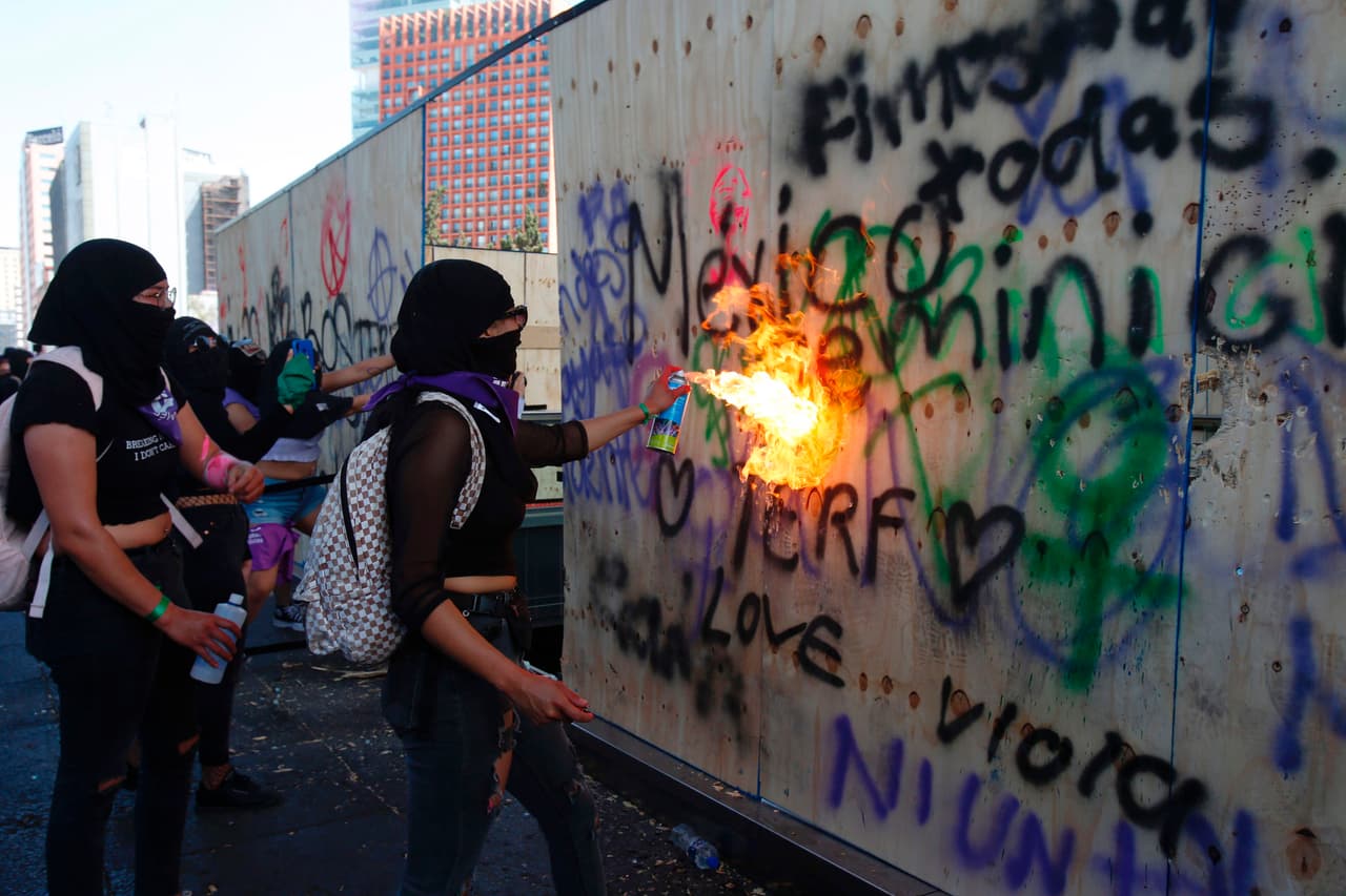 A diferencia de años anteriores, el Gobierno levantó un enorme muro de metal alrededor del Palacio Nacional, residencia de López Obrador, para evitar que manifestantes feministas pinten los muros del edificio.
<br>