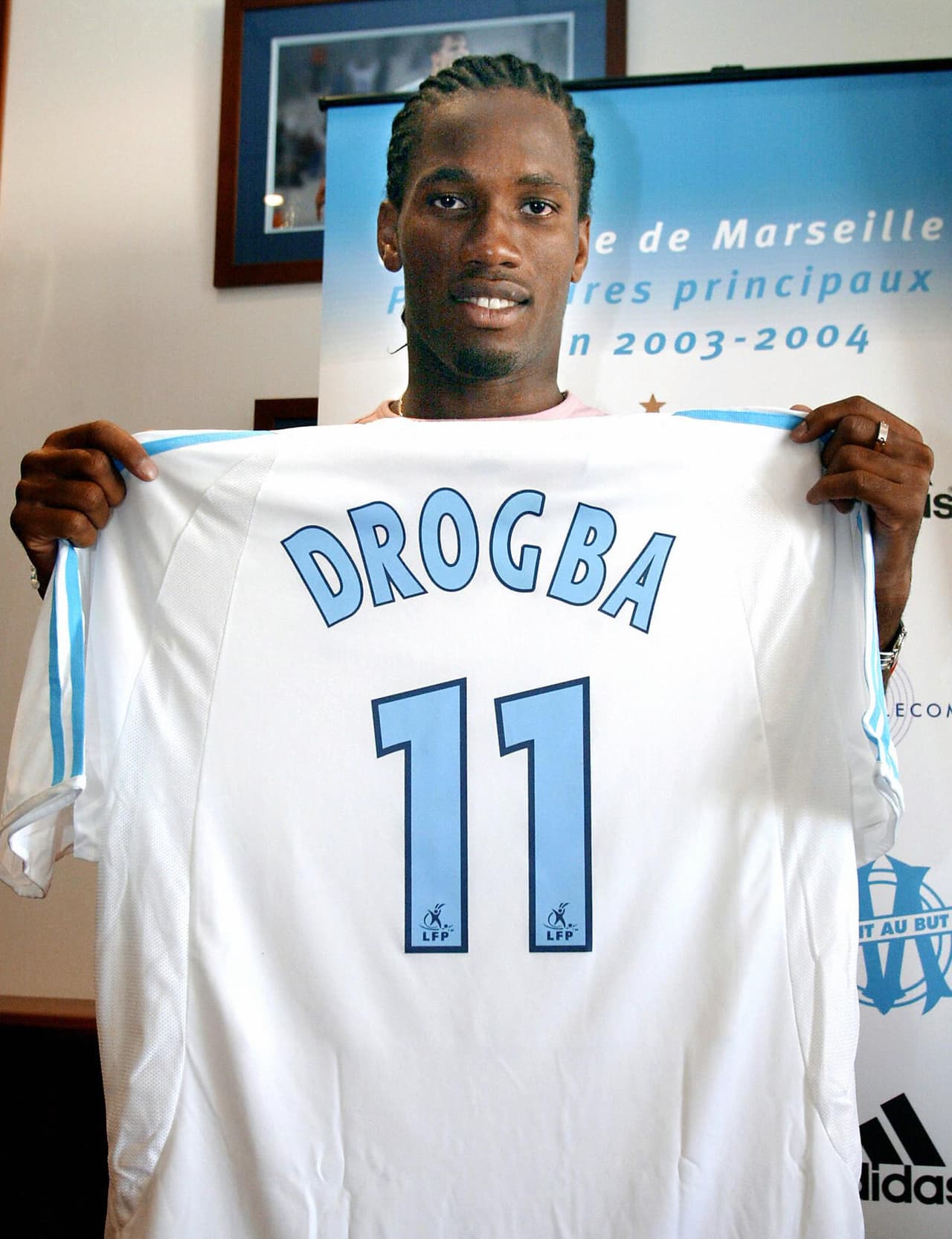 Tras 17 goles en 34 partidos, la cotización de Drogba subió a los 6 millones de euros, cifra que pagó gustoso el Olympique de Marsella en 2003.