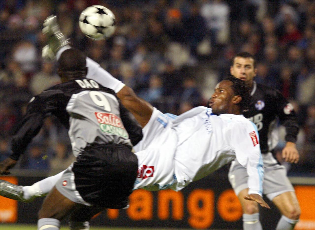 El nivel atlético y la fortaleza física de Didier Drogba eran una pesadilla para los defensores: el marfileño marcó 19 goles con la camiseta del Marsella.