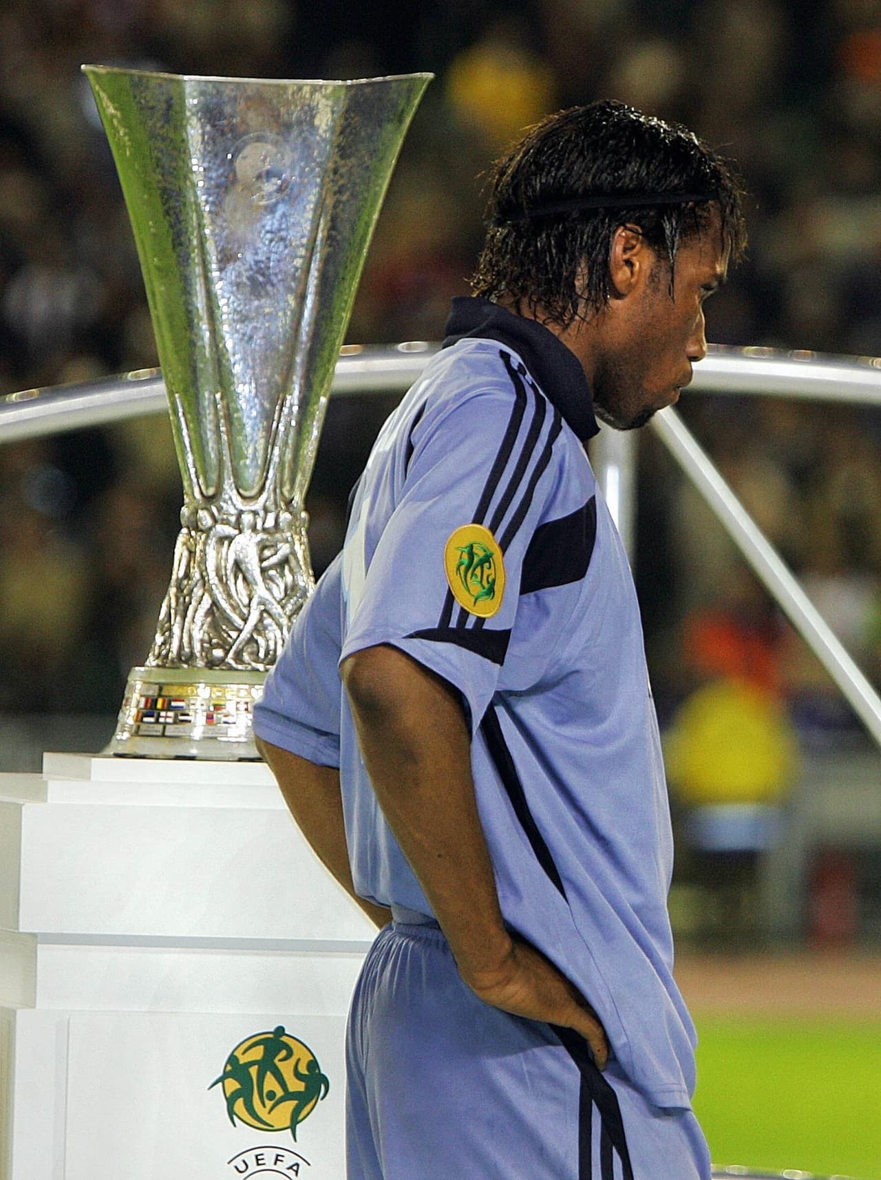 A pesar de su rendimiento personal, Drogba no pudo darle un título al Olympique de Marsella. La amargura quedó tras perder la final de la Copa UEFA 2004 ante Valencia.