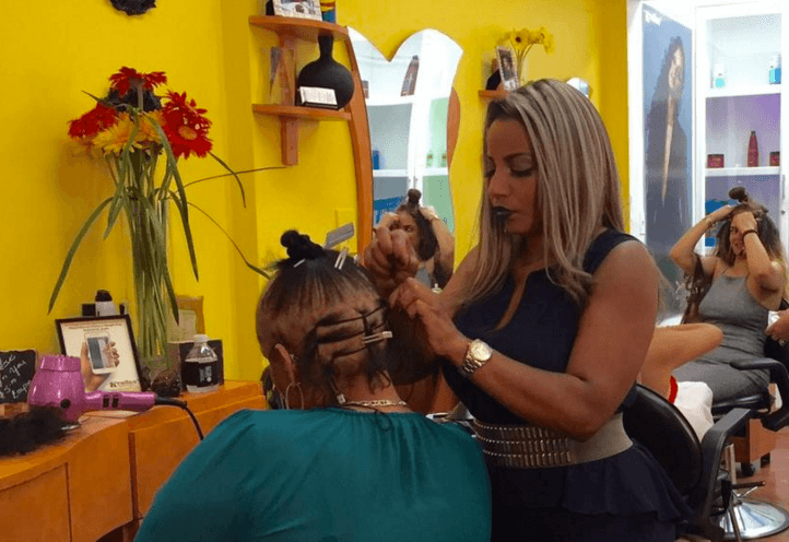 La dominicana Krailes Flores siembra mechones de esperanza desde El Bronx en Nueva York