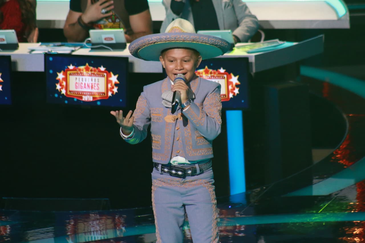 Rodrigo Pérez 'Canelito' de 10 años impresionó con su potente voz.