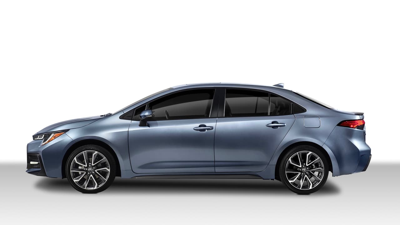 Todos las versiones del Toyota Corolla sedán contarán con el cúmulo de sistemas de seguridad activa al cual el fabricante se refiere como 
<b>Safety Sense 2.0</b> que incluye frenado automático de emergencia, sistema de pre colisión que aplica los frenos a fin de mitigar los efectos de un accidente inevitable, control de crucero dinámico con radar que mantienen la distancia establecida con el vehículo que maneja al frente, alerta de pérdida de canal con asistente de dirección y luces altas automáticas entre otros.