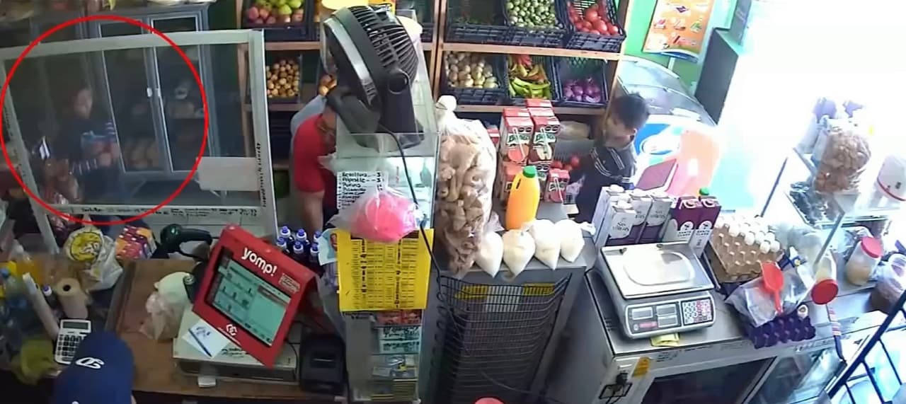 El despiadado hombre le dijo a las autoridades que el niño había sido enviado a la tienda del barrio y que no había vuelto a la casa, ubicada en Aguascalientes, México. Sin embargo,
<b> su versión inicial fue rápidamente descartada gracias a un video de seguridad del establecimiento</b> donde se puede observar cómo el menor entra y sale del lugar. 
<br>