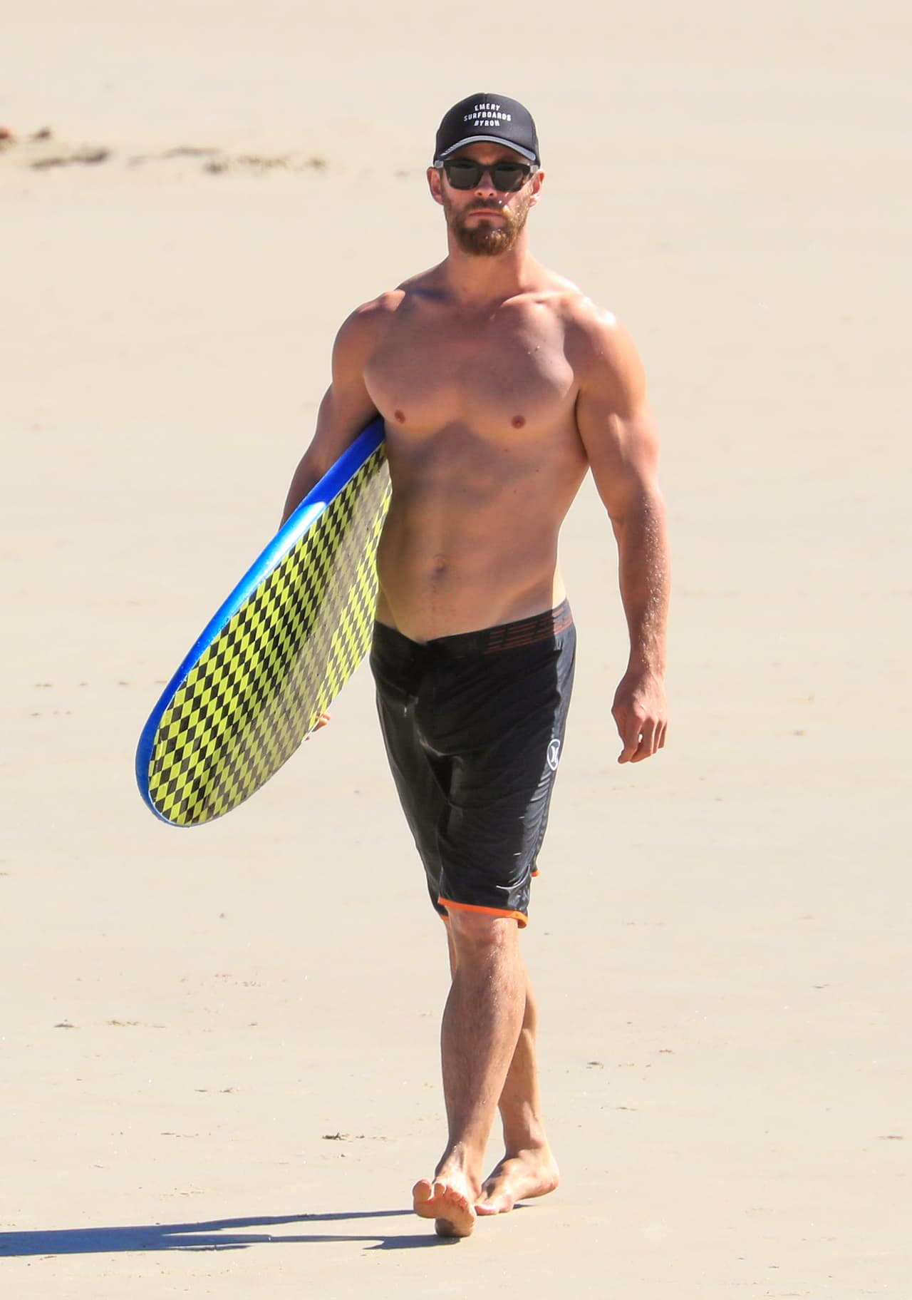 Chris Hemsworth aprovechó para surfear.