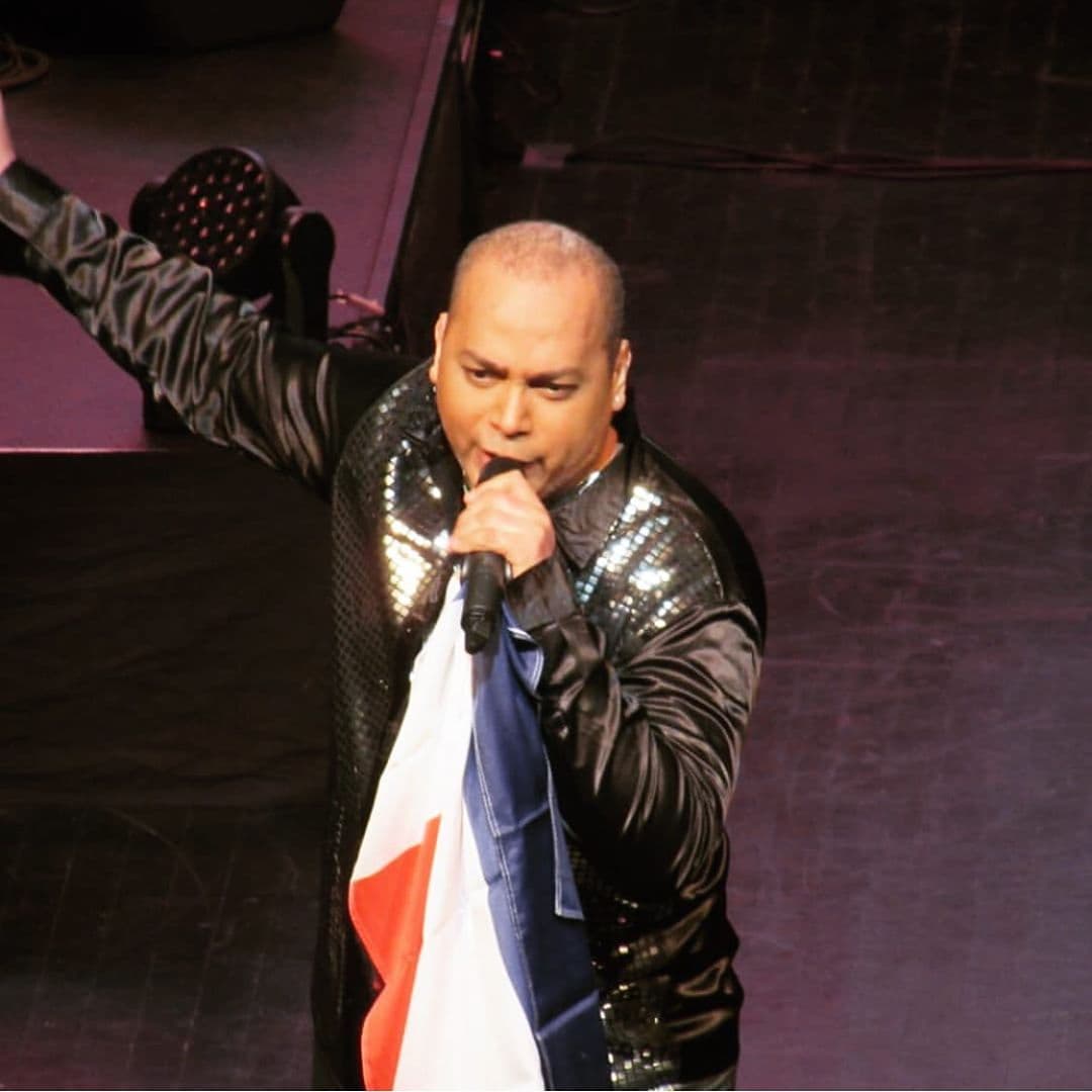 El merenguero dominicano se sintió "indispuesto" durante la noche del martes, tomó unos medicamentos y falleció mientras dormía, aparentemente de un infarto, según informó la agencia EFE citando a la oficina de la banda.