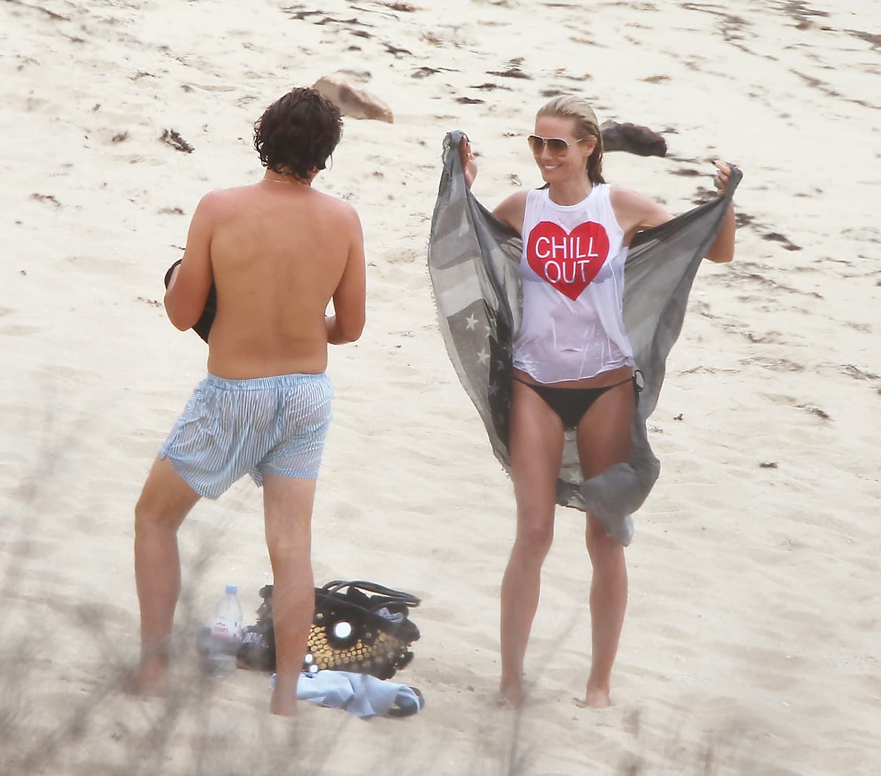 Se toman de las puntas dos de las extremidades.