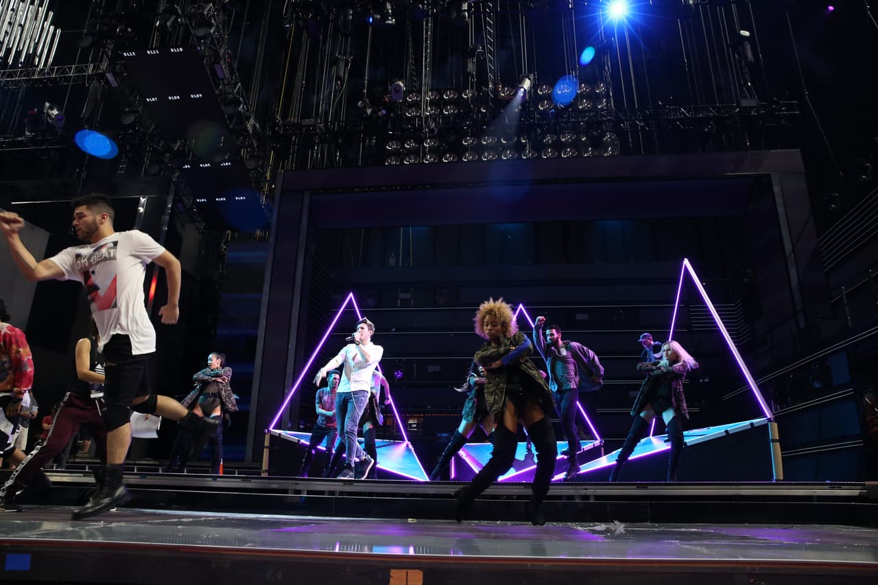 Con unos bailarínes increíbles, Sebastián Yatra nos impresionó con sus pasos de baile y una asombrosa voz.