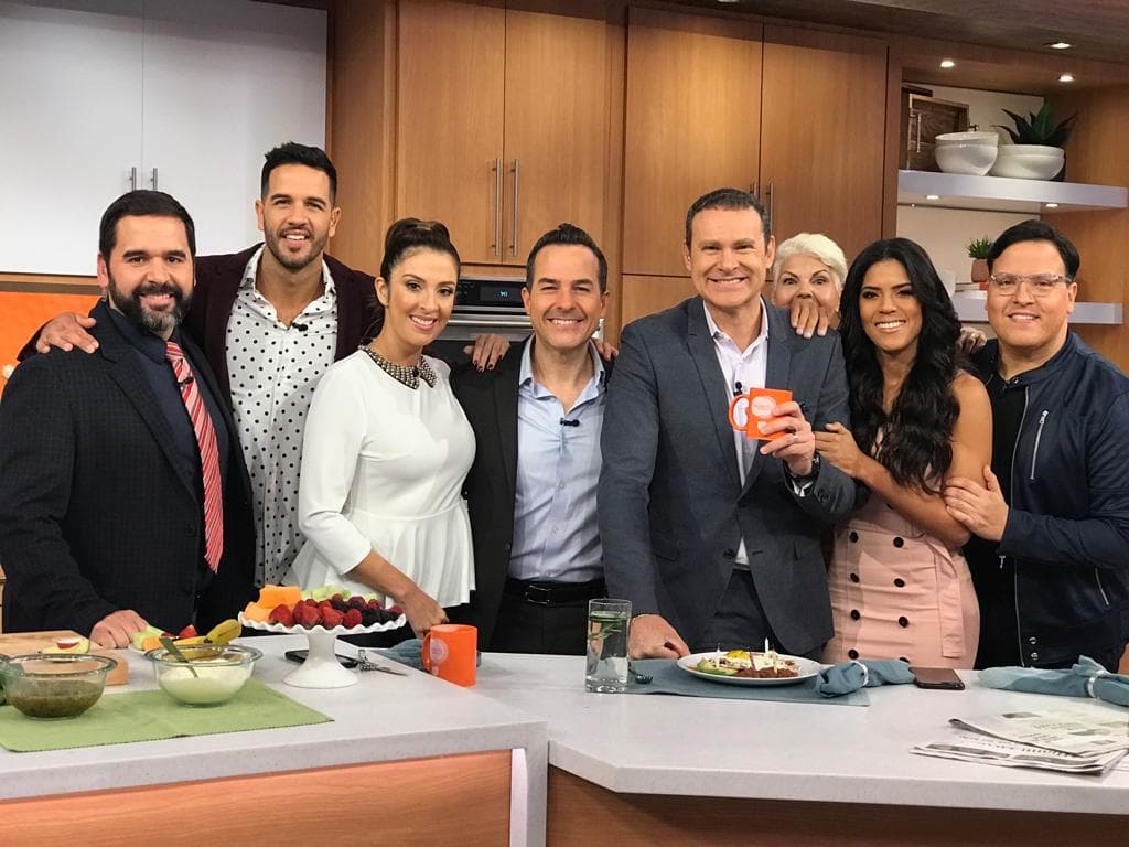 El día apenas empieza y nuestros presentadores ya tienen su mejor sonrisa para recibir a los televidentes. Pero mientras nos regalan unas cuantas fotos, antes de comenzar el show, no faltan las bromas. Como en esta ocasión, en la que nadie se dio cuenta que había una colada, Mayra, un elemento de producción muy querido por el talento.