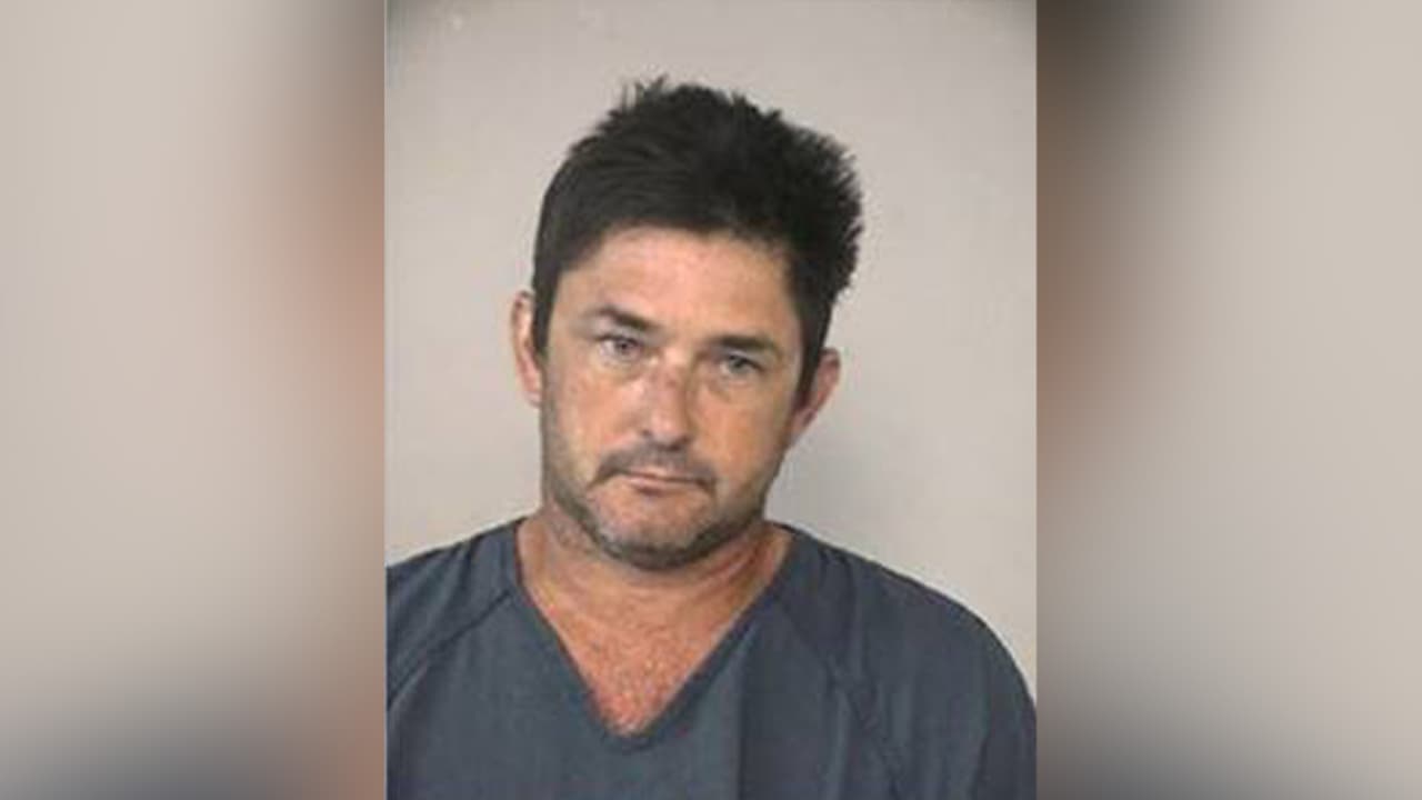 <a href="https://www.univision.com/local/houston-kxln/arresto-samuel-cartwright-ataque-de-perros-freddy-garcia-houston-fort-bend-fotos" target="_blank">Samuel Cartwright</a>, de 47 años, dueño de los siete perros, fue arrestado por las autoridades de Fort Bend. Se le fijó una fianza de 100,000 dólares.