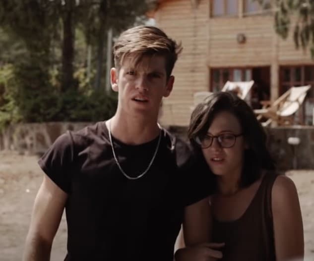 <b>Miguel Bernardeau</b>
<br>Es uno de los pocos actores de 'Élite' que no empezó su carrera a muy temprana edad. Su primer papel principal fue en 2017 en 'Inhibidos', serie juvenil española. Después participó en 'Sabuesos', para posteriormente dar vida a 'Guzmán' en 'Élite'