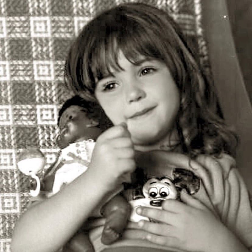 Más tarde, en 1981, la actriz realizó su primera aparición en televisión en el programa ‘EX-TU’, el cual era conducido por
<b>Erika Buenfil</b> y
<b>René Casados</b>.