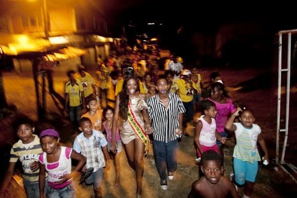 Ivonne Palencia llegó a su barrio en Cartagena, Colombia, como la Reina del Pueblo, tras ganar un certamen de belleza que también juzga proyectos sociales, con el mensaje: "Podemos salir de la pobreza y alejarnos de la violencia, mientras seguimos siendo felices".