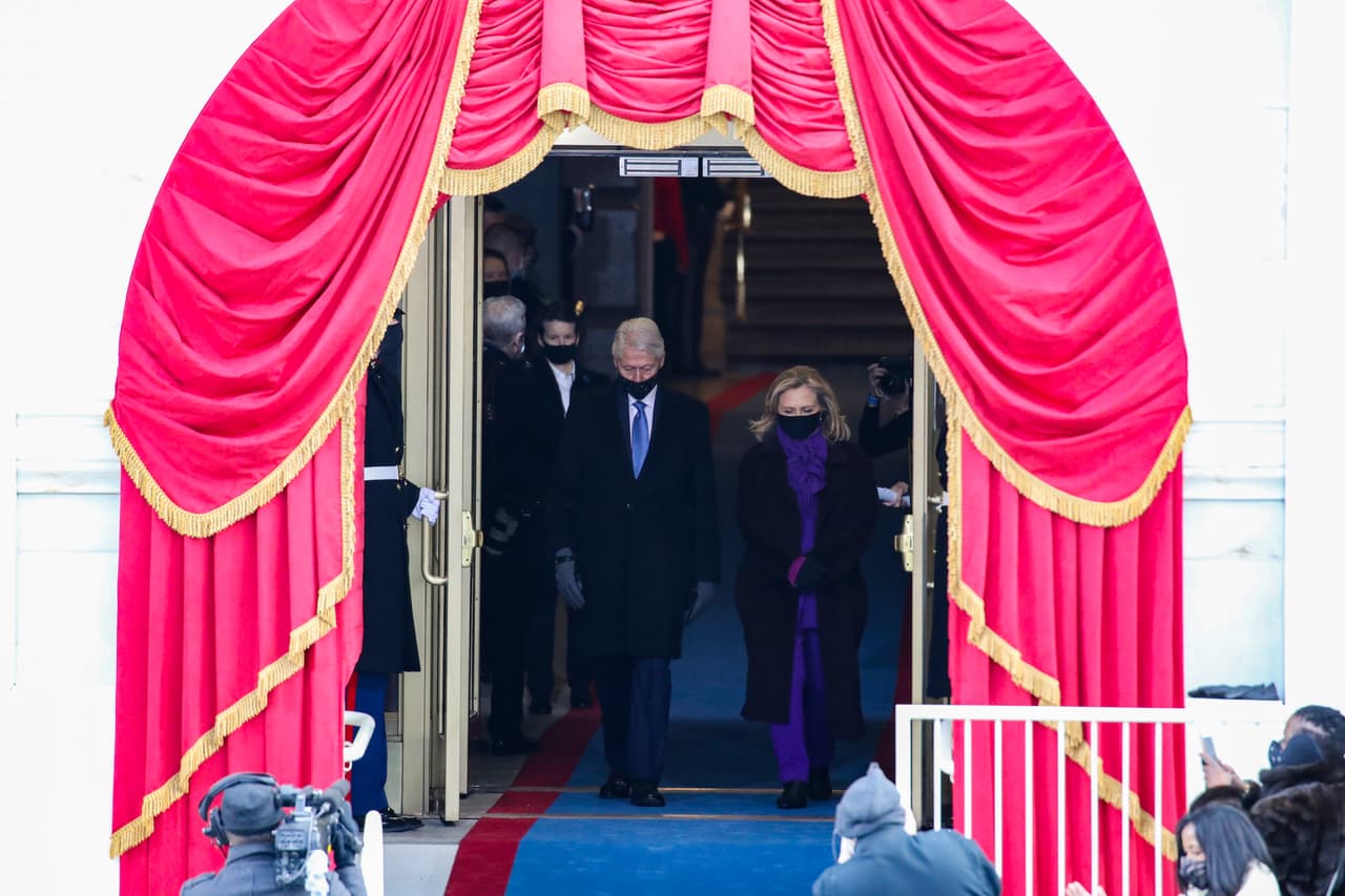 La entrada de Bill y Hillary Clinton a la ceremonia.