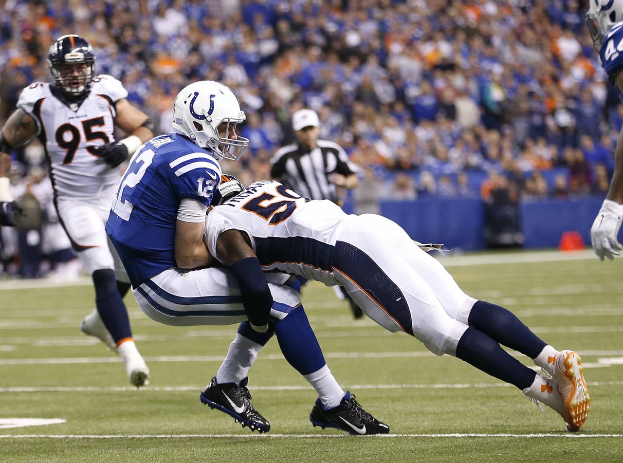 Los Indianapolis Colts vencieron 27 - 24 a los Denver Broncos para quitarles el invicto, Peyton Manning no pudo romper el récord de yardas por pase.