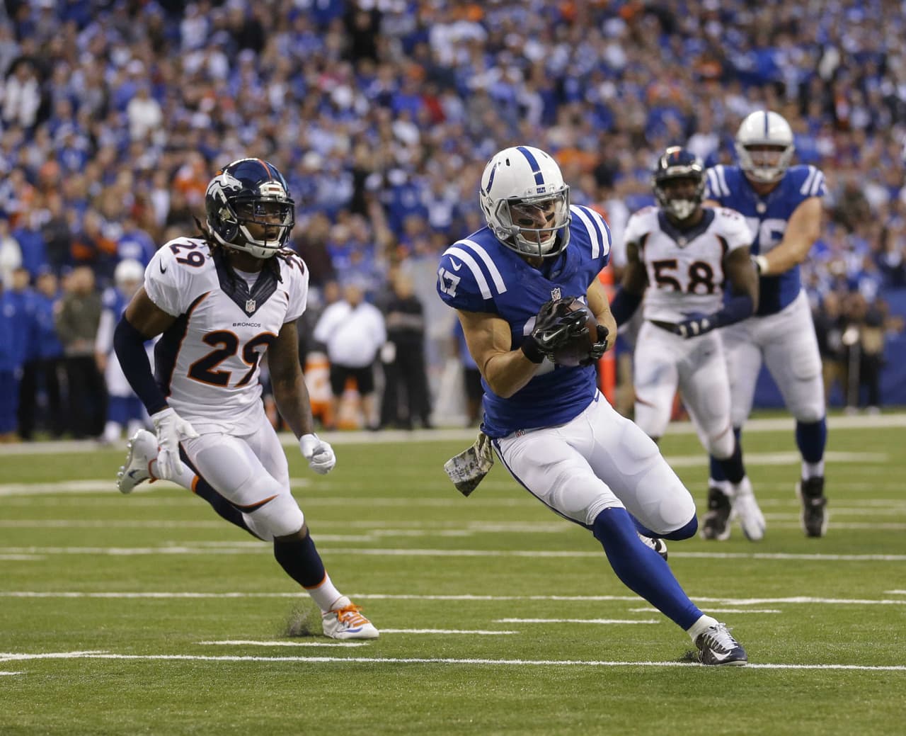 Los Indianapolis Colts vencieron 27 - 24 a los Denver Broncos para quitarles el invicto, Peyton Manning no pudo romper el récord de yardas por pase.