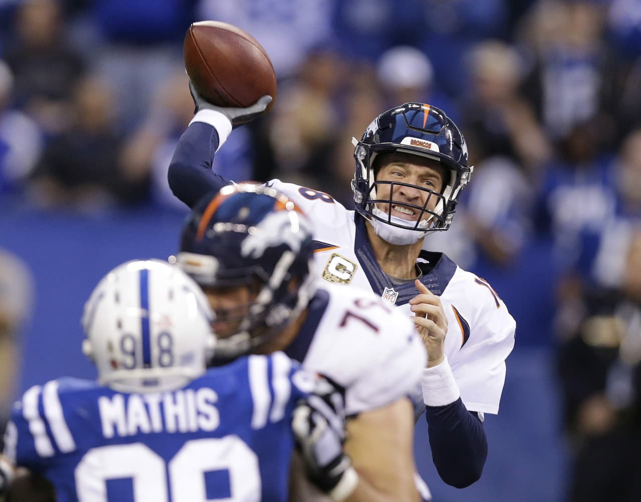 Los Indianapolis Colts vencieron 27 - 24 a los Denver Broncos para quitarles el invicto, Peyton Manning no pudo romper el récord de yardas por pase.