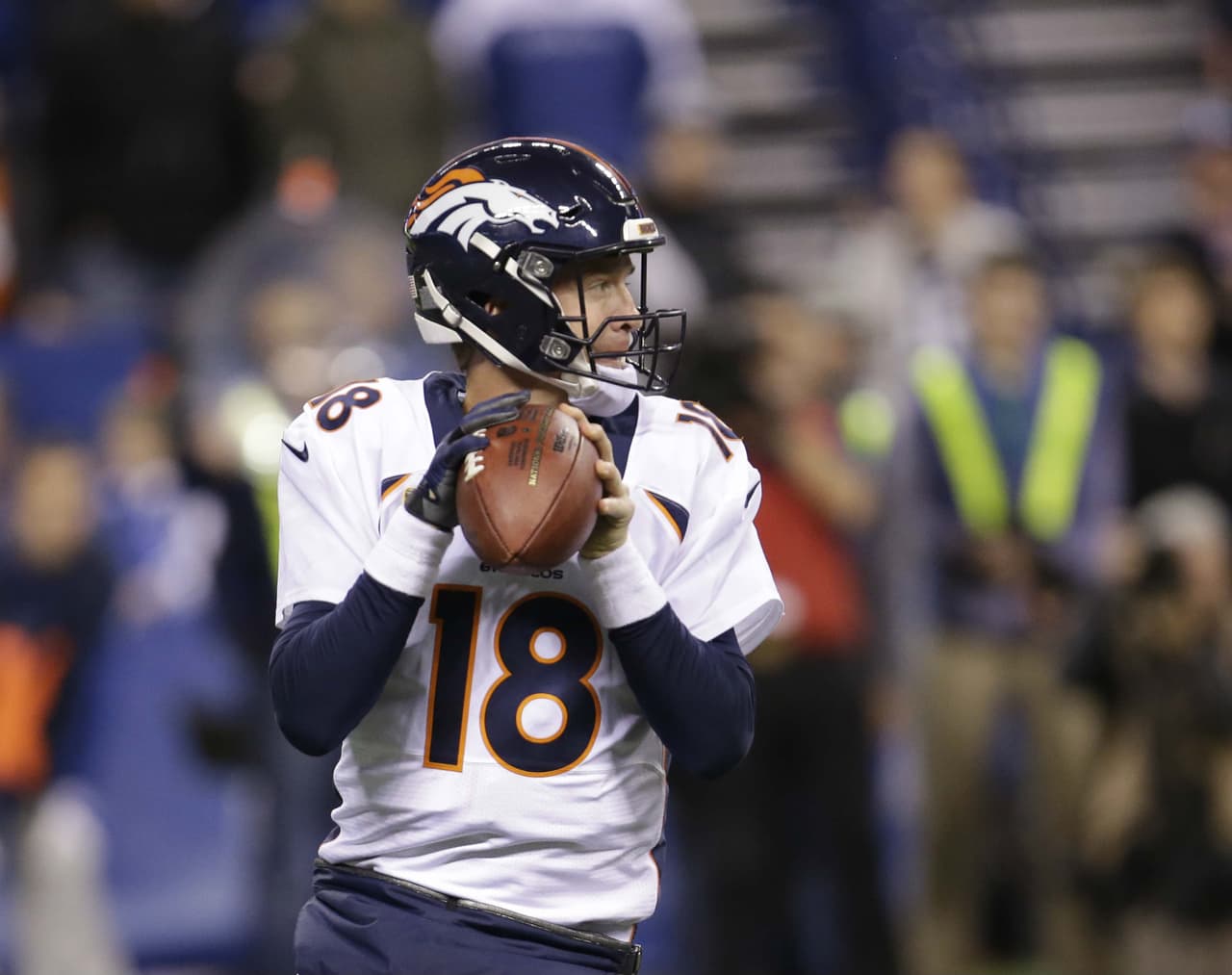 Los Indianapolis Colts vencieron 27 - 24 a los Denver Broncos para quitarles el invicto, Peyton Manning no pudo romper el récord de yardas por pase.
