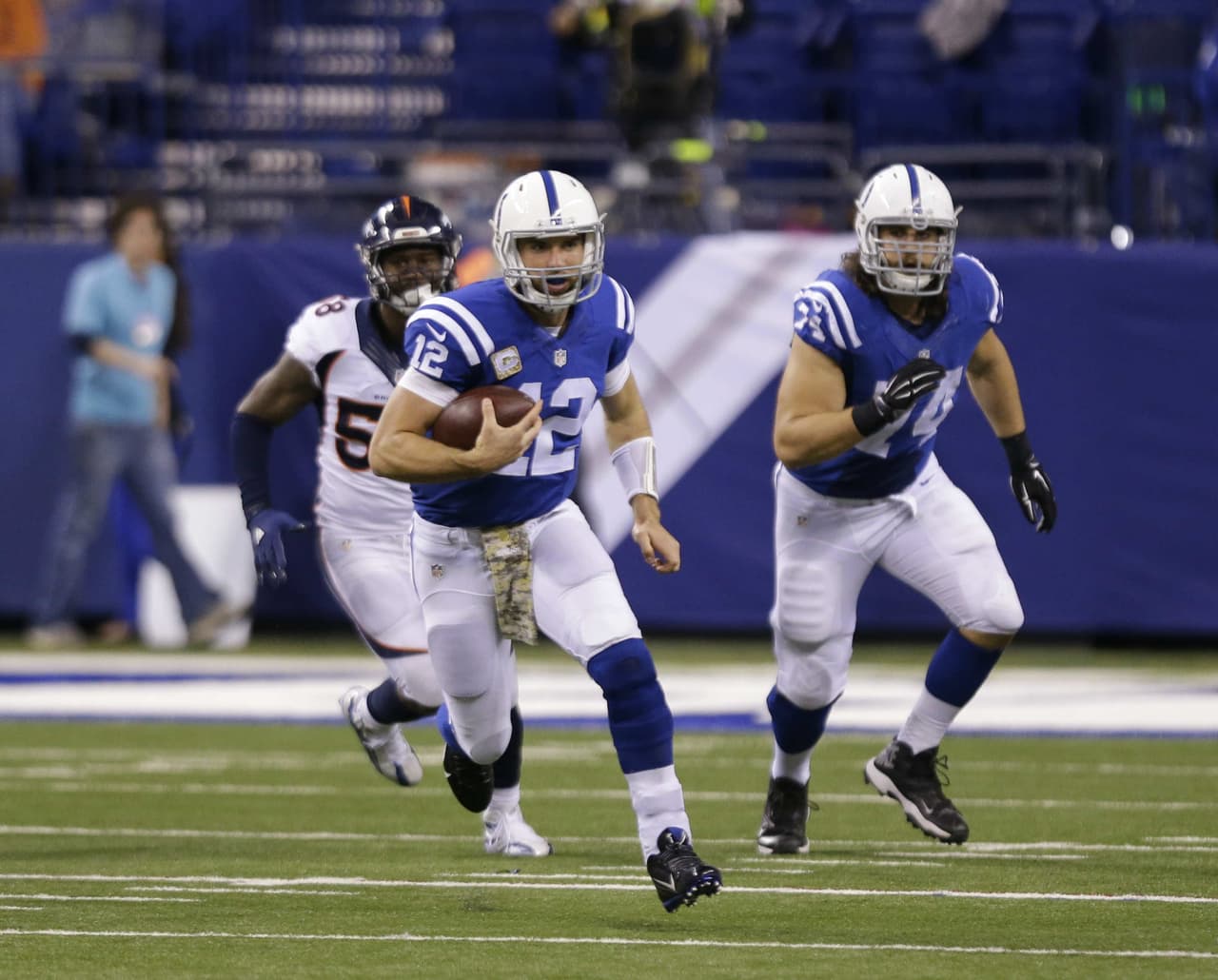 Los Indianapolis Colts vencieron 27 - 24 a los Denver Broncos para quitarles el invicto, Peyton Manning no pudo romper el récord de yardas por pase.