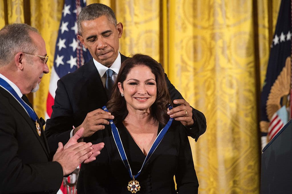 Gloria Estefan siendo condecorada con la Medalla Presidencial de Honor a la Libertad por el presidente Barack Obama en noviembre 2015.