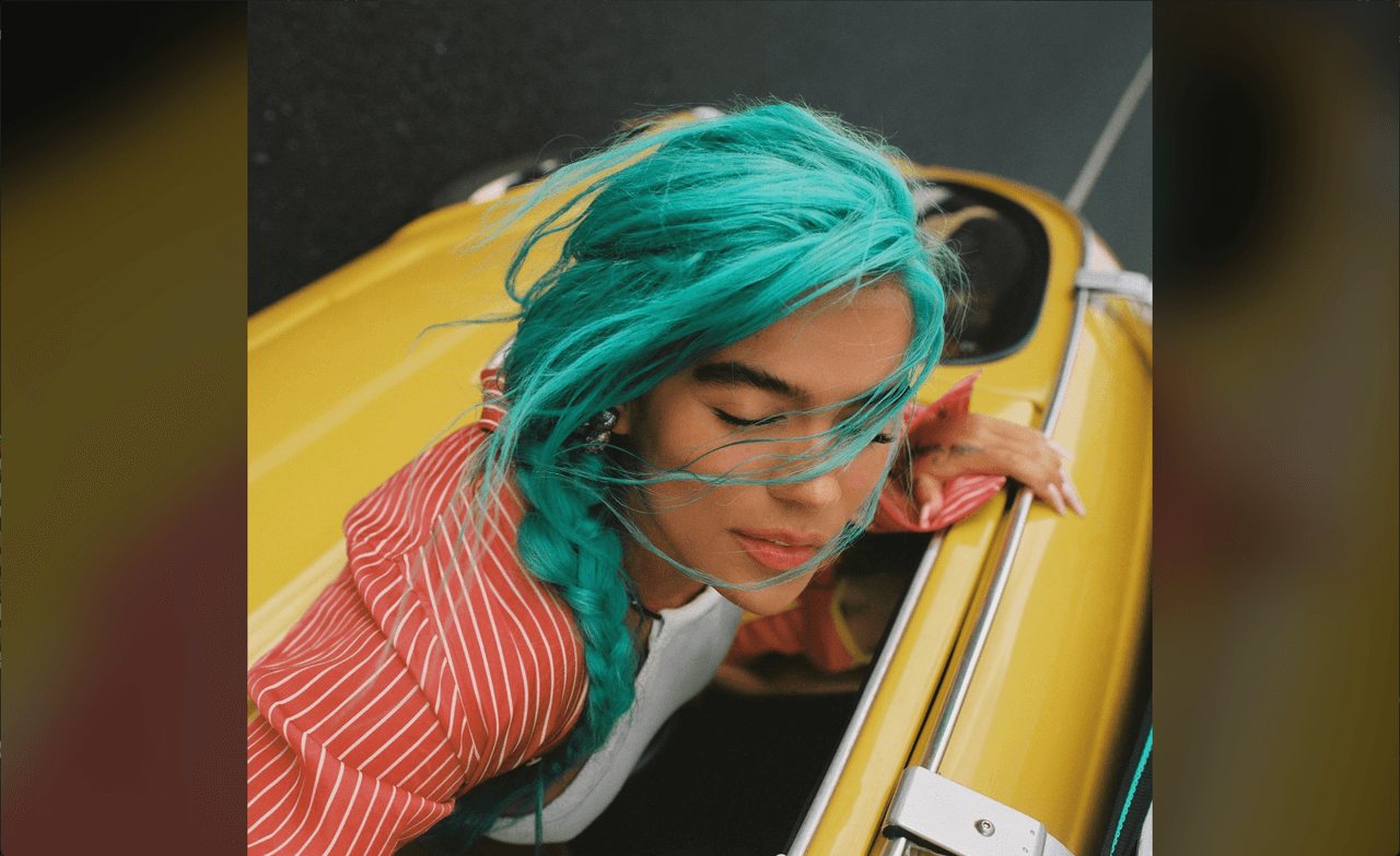 El coro de la canción dice: “Baby qué más? Hace rato que no sé nada de ti, estaba con alguien, pero ya estoy free, lista para revivir viejos tiempos, no salgo hace tiempo, tú dime donde estás, que hace rato que no sé nada de ti”. Karol G, ¿enviaría un mensaje indirecto para alguien?