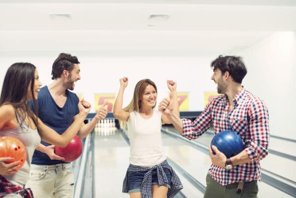 Jugar boliche. Otra idea es realizar actividades algo menos sedentarias con tus amigos.