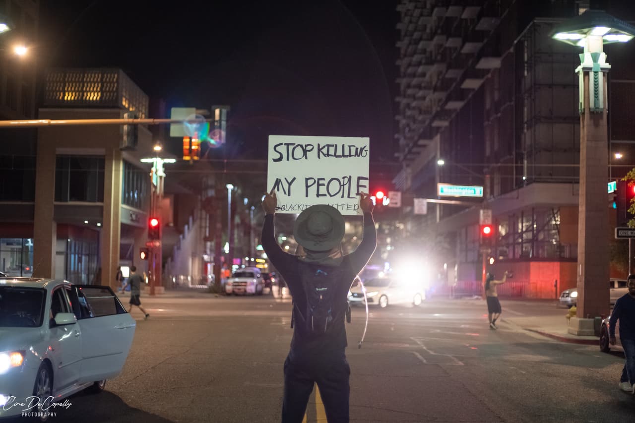 "Paren de matar a mi gente": se lee en este cartel que porta uno de los manifestantes.