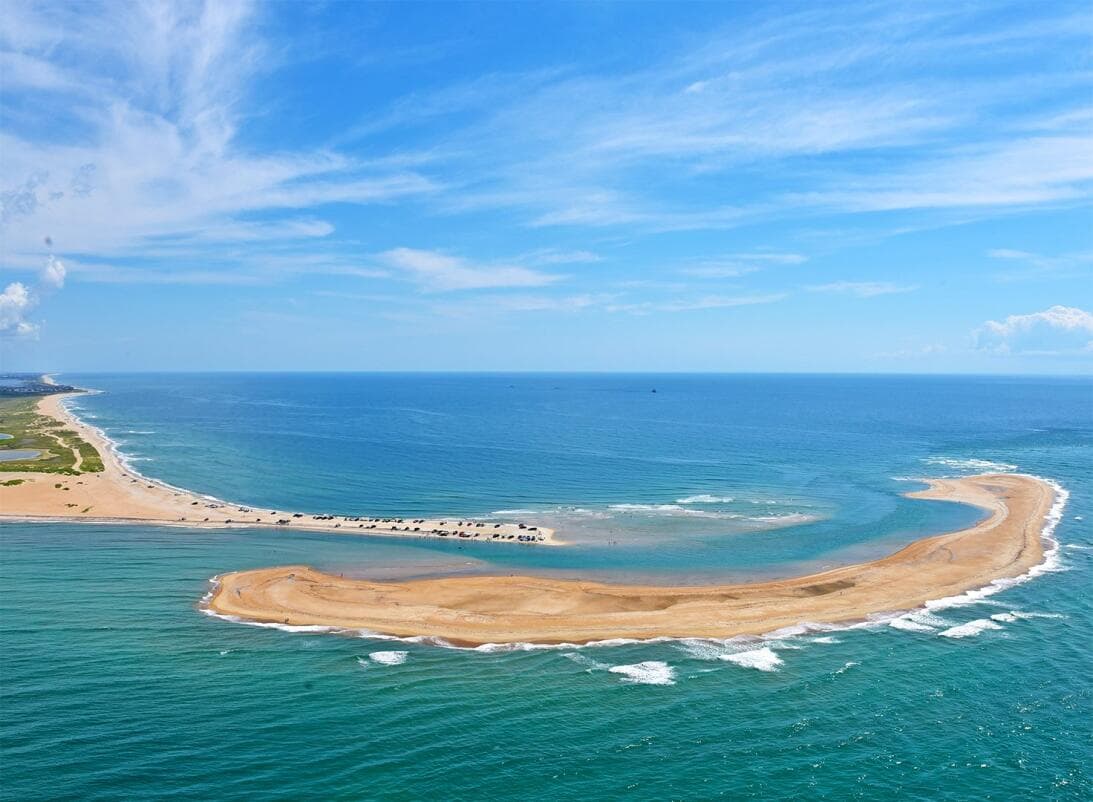 <b>Visiten las mejores playas del estado</b>. Aunque visitar la costa no queda cerca,
<b><a href="https://www.univision.com/local/north-carolina-wuvc/las-mejores-playas-para-visitar-en-carolina-del-norte-en-el-verano-2023-fotos">pocas veces encontrarás una mejor excusa para viajar y explorar las mejores playas junto a tu padre</a></b>.