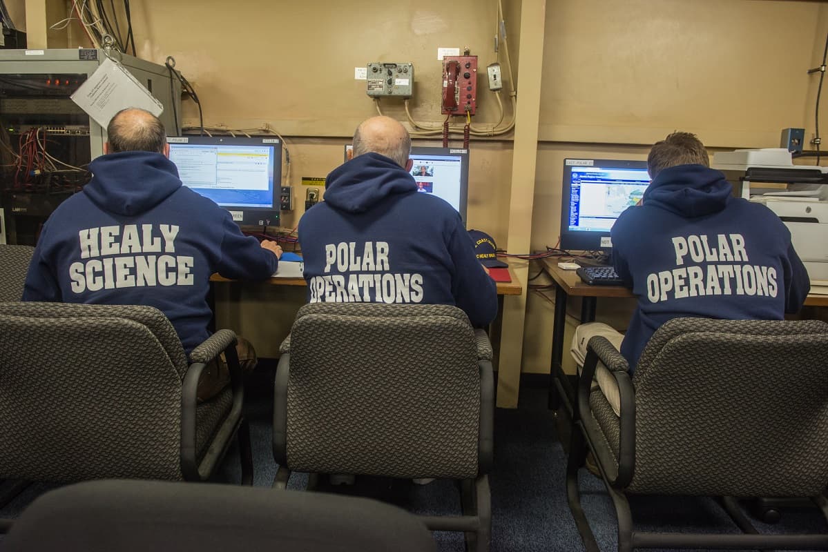 En total, unos 50 científicos, que pasan varias semanas a bordo, colaboran permanentemente en investigaciones.