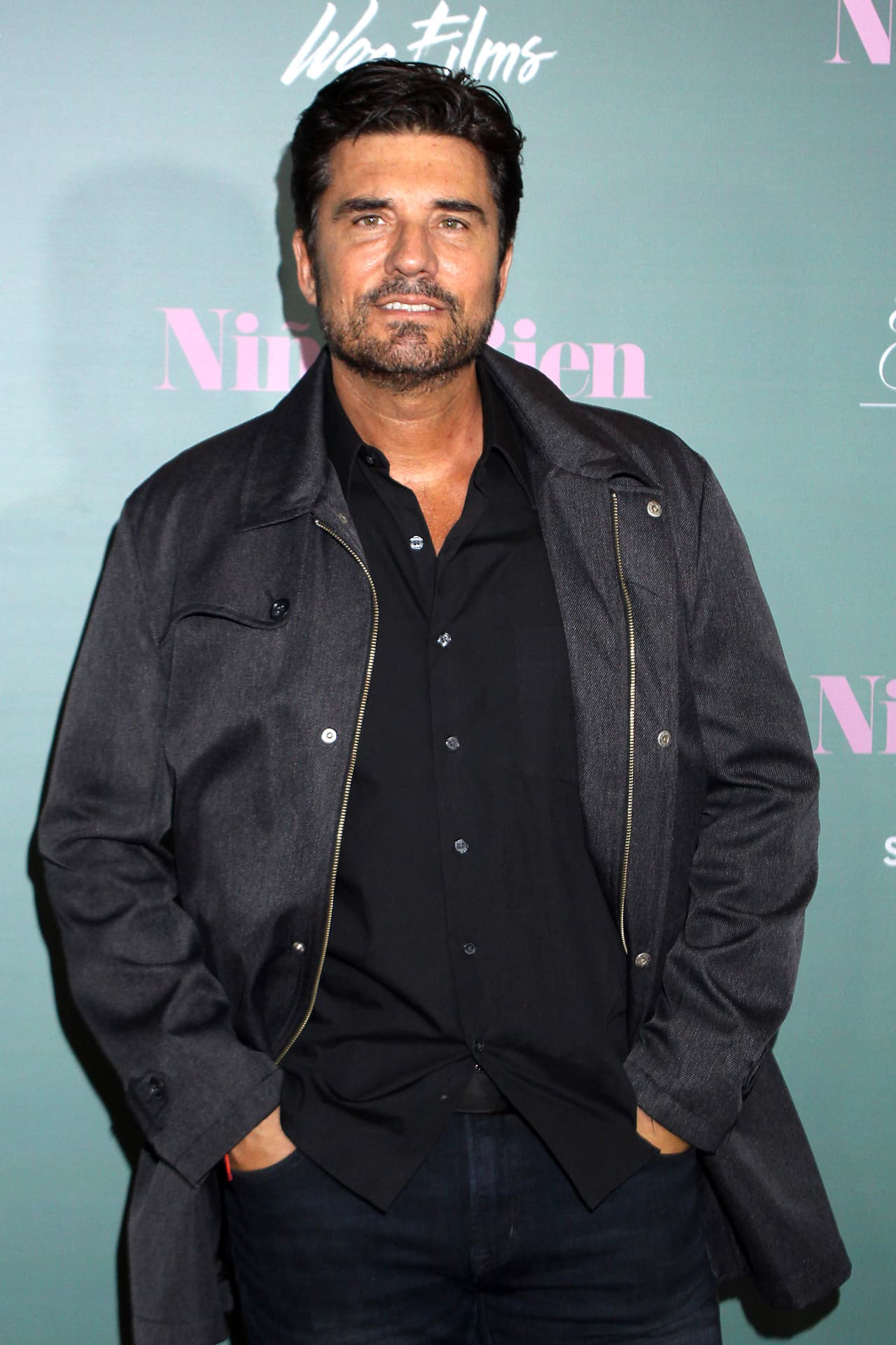 Un año antes el productor Salvador Mejía lo llamó para ser coprotagonista de 
<b><a href="https://www.univision.com/shows/en-tierras-salvajes" target="_blank">En Tierras Salvajes</a></b>, junto a Cristian de la Fuente y Claudia Álvarez. 
<br>