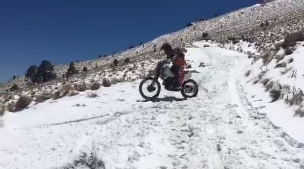 Le encanta practicar el motocross en todo tipo de terreno.