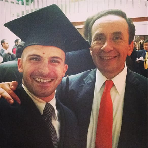 <b><a href="http://www.univision.com/temas/imanol">Imanol</a></b> se graduó de la licenciatura de Administración de Negocios.