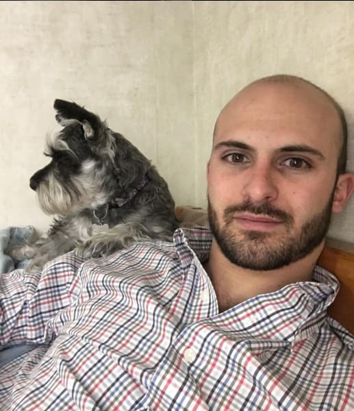 Tiene una linda perrita Schnauzer que se llama Lena.