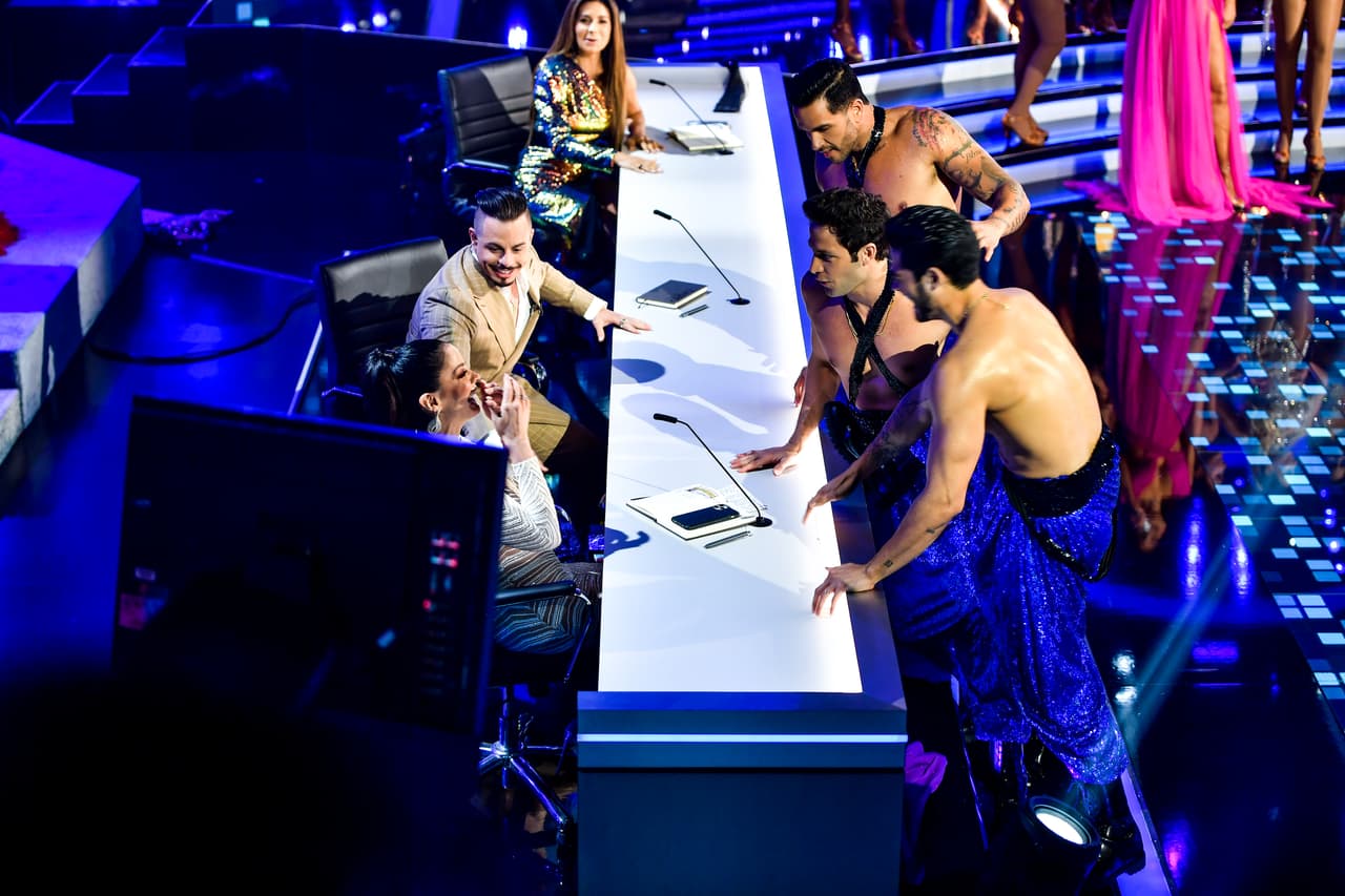 Incluso se acercaron a coquetear con Dayanara Torres, quien se mostró sorprendida.