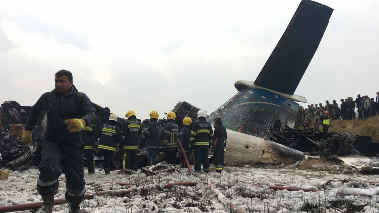 Al menos 49 muertos y 23 heridos al estrellarse un avión en Nepal