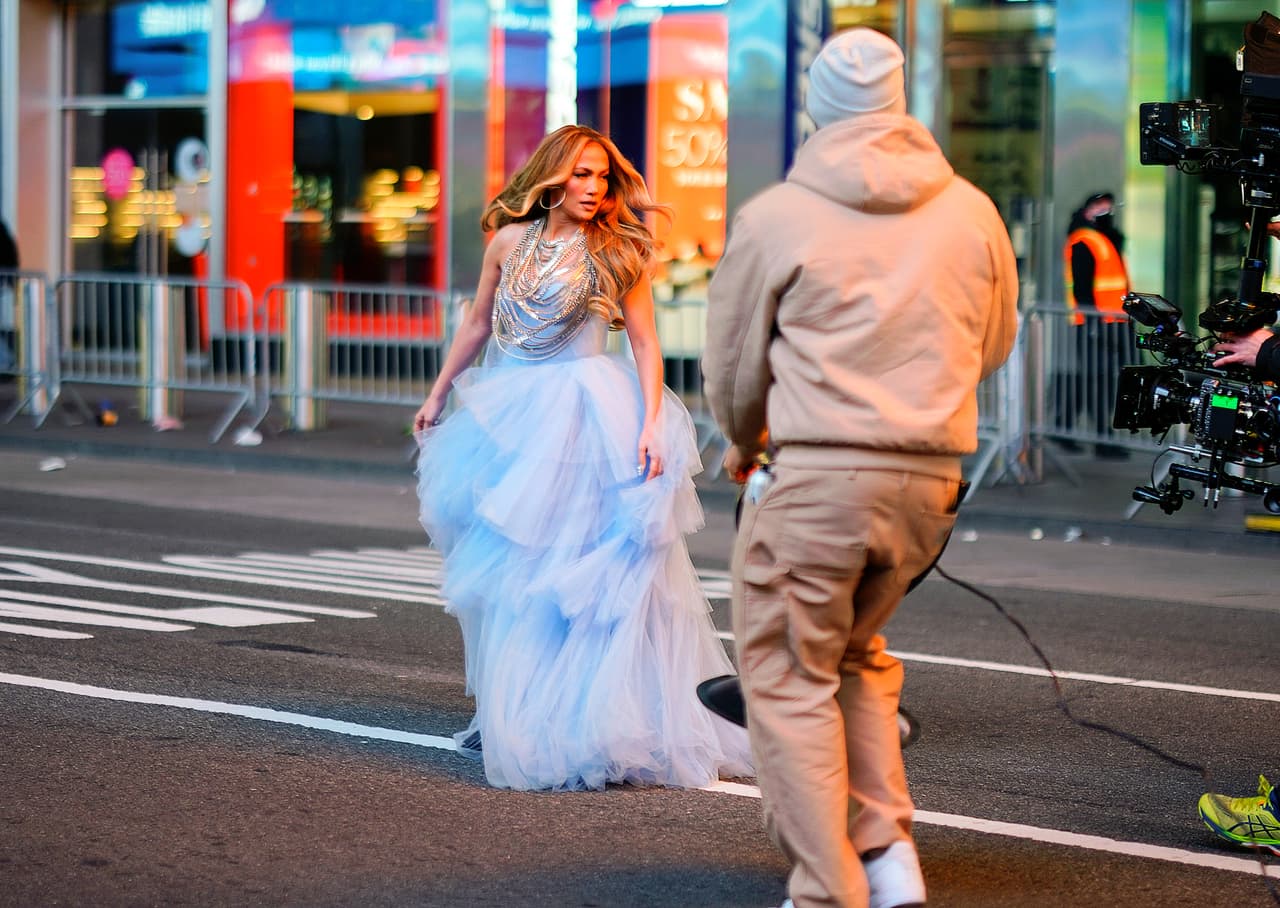 Con la misma pasión y dedicación que se le ha visto trabajar en sus películas, JLo siguió las direcciones para lograr que lo conceptualizado cobrara vida.