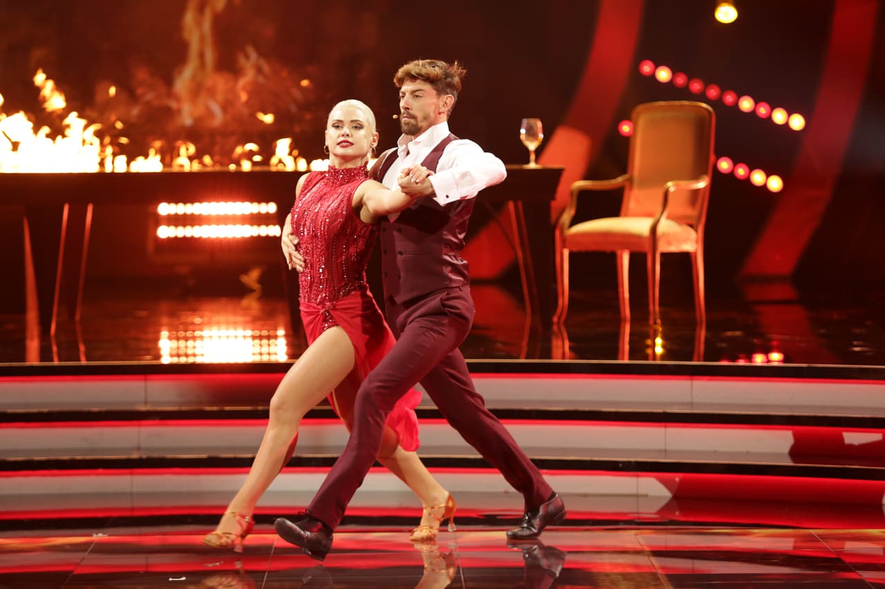 Adrián Lastra emocionó una vez más a los jueces, esta vez con el tema 'Bella ciao' en forma de tango y cantado en vivo por él mismo. Este número coreográfico anteriormente lo había ejecutado El Bebeto en la segunda gala.