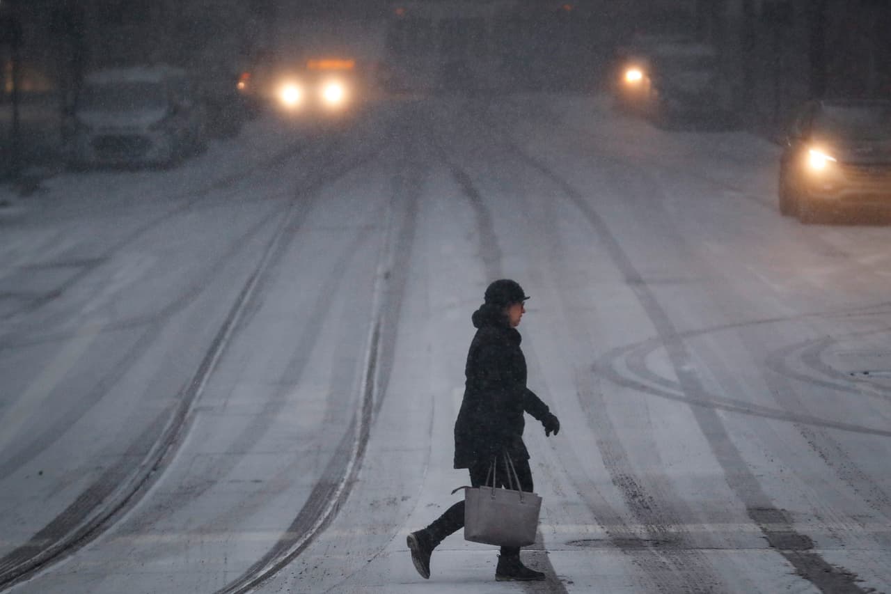 Andrew Orrison, un experto del Servicio Meteorológico Nacional dijo a Reuters que algunas ráfagas de viento que se registraron en International Falls, Minnesota, alcanzaron -55 grados Fahrenheit. En la imagen un residente de Cincinnati, Ohio, camina bajo una intensa nevada el 30 de enero.