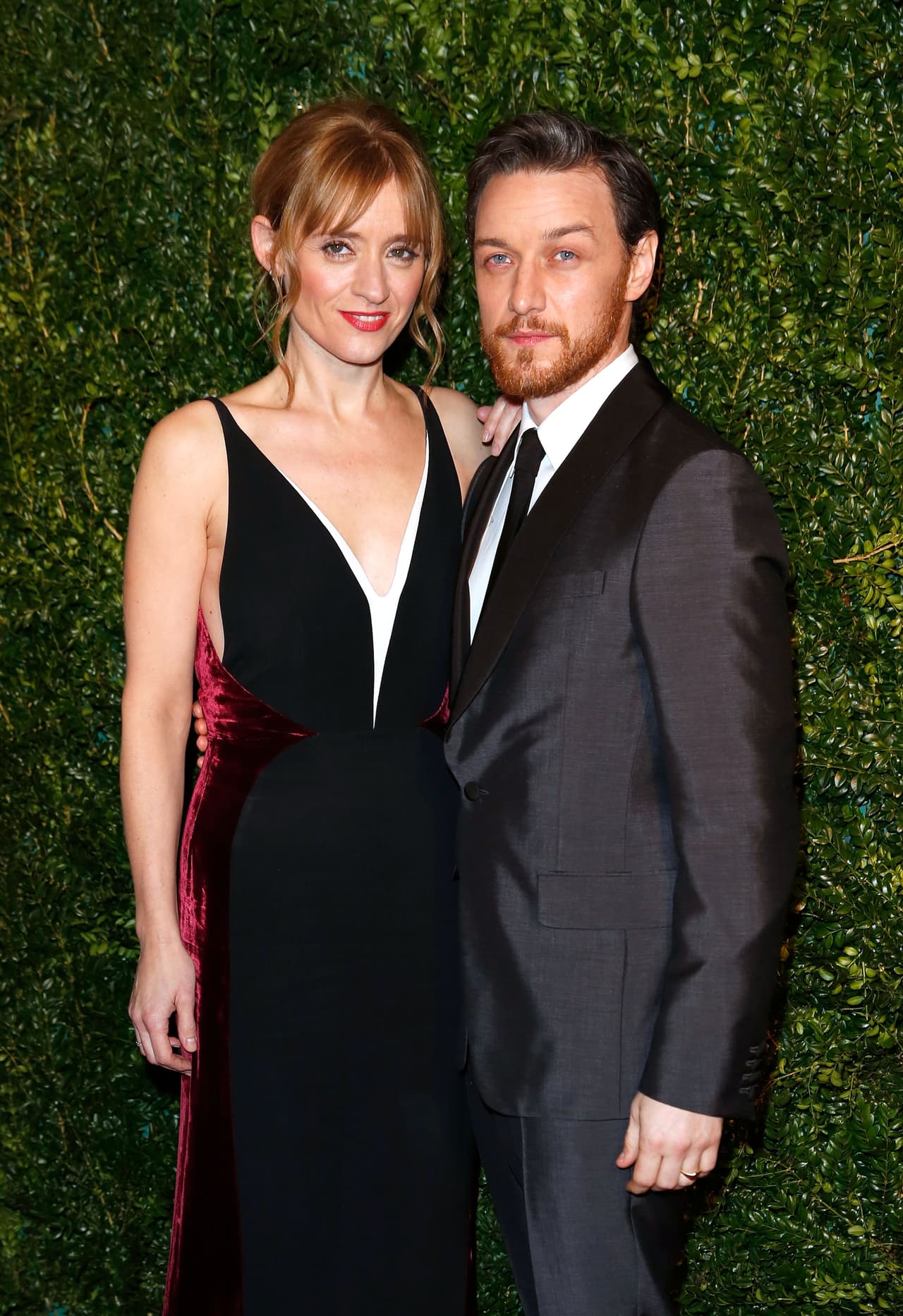 <b>James McAvoy y Anne-Marie Duff</b> se conocieron en 2004 durante las grabaciones de la serie 'Shameless'. Ella le lleva 9 años de edad, algo que causó señalamientos. A ellos no les importó, se casaron en octubre de 2006 y tuvieron un hijo, Brendan.
<br>
<br>Lamentablemente, la pareja anunció su divorcio 10 años después y en una entrevista para Mr. Porter en 2017, el actor detalló: “Mi vida ha cambiado enormemente… cuando estábamos juntos, era nuestra política no hablar el uno del otro en público… y esa política sigue en pie. Incluso separados, nos respetamos mutuamente y nos comprometemos a hacerlo pública y personalmente”.