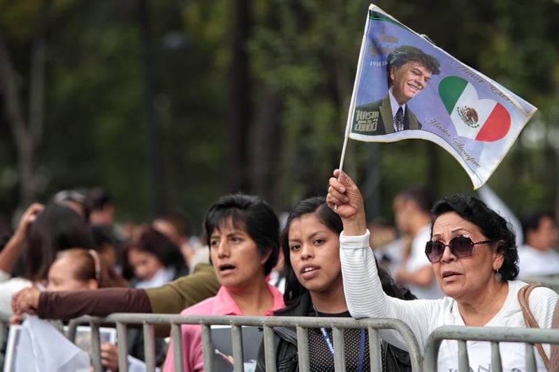 Tras las vallas, aficionados esperan pacientes.