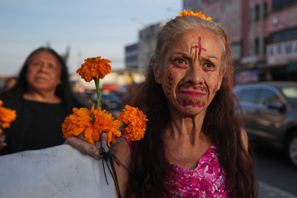 <b>Una tradición que une a las familias en torno a la memoria de los fallecidos: </b>En comunidades rurales, vecinos se reúnen para hornear pan de muerto en hornos de adobe, mezclando recetas familiares, anís, azúcar y naranja mientras se fortalecen lazos comunitarios.