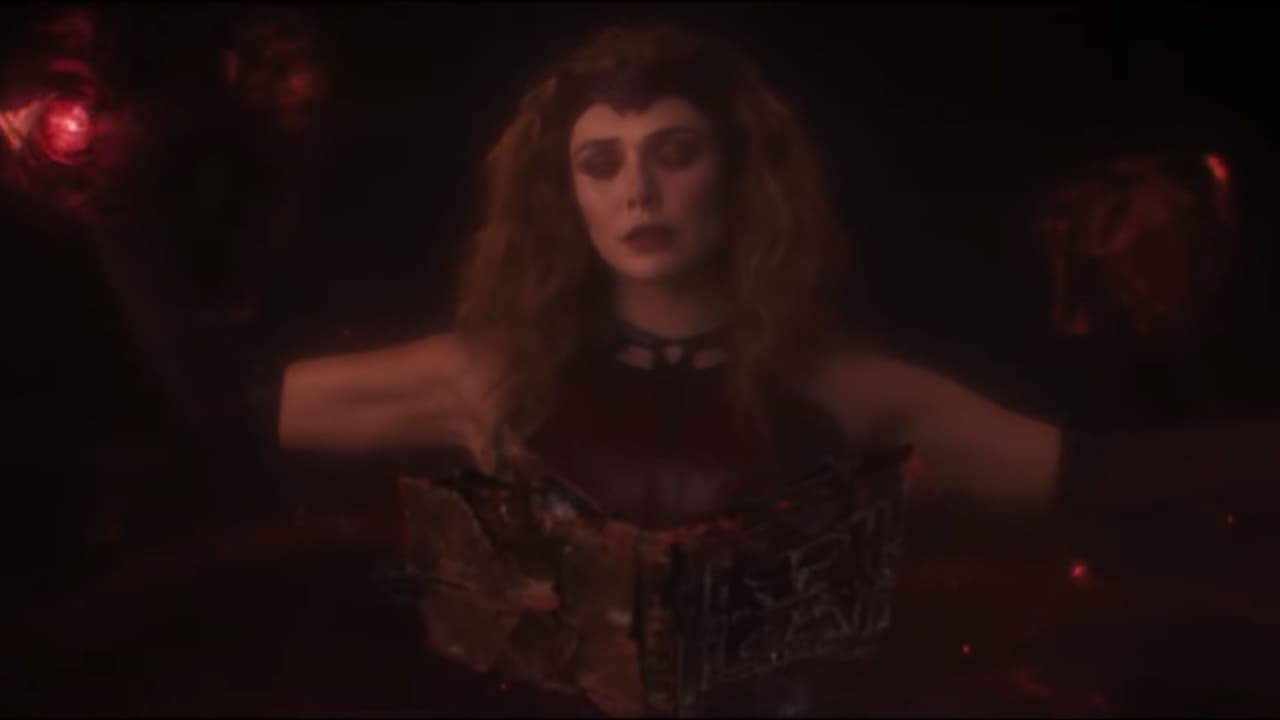 Scarlet Witch leyendo el Darkhold en ‘WandaVision’ de Disney+.
