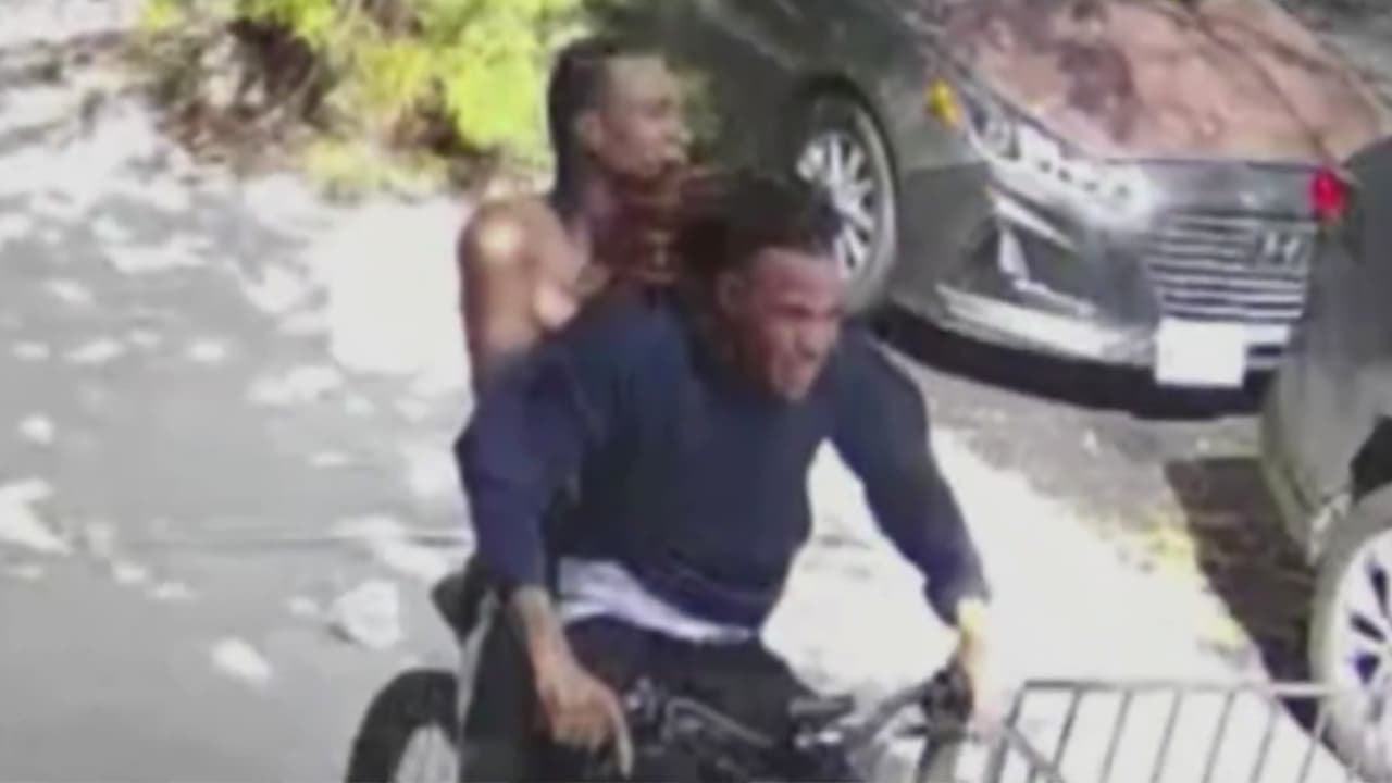 Revelan la imagen de los sospechosos de apuñalar a un detective de NYPD durante robo en El Bronx