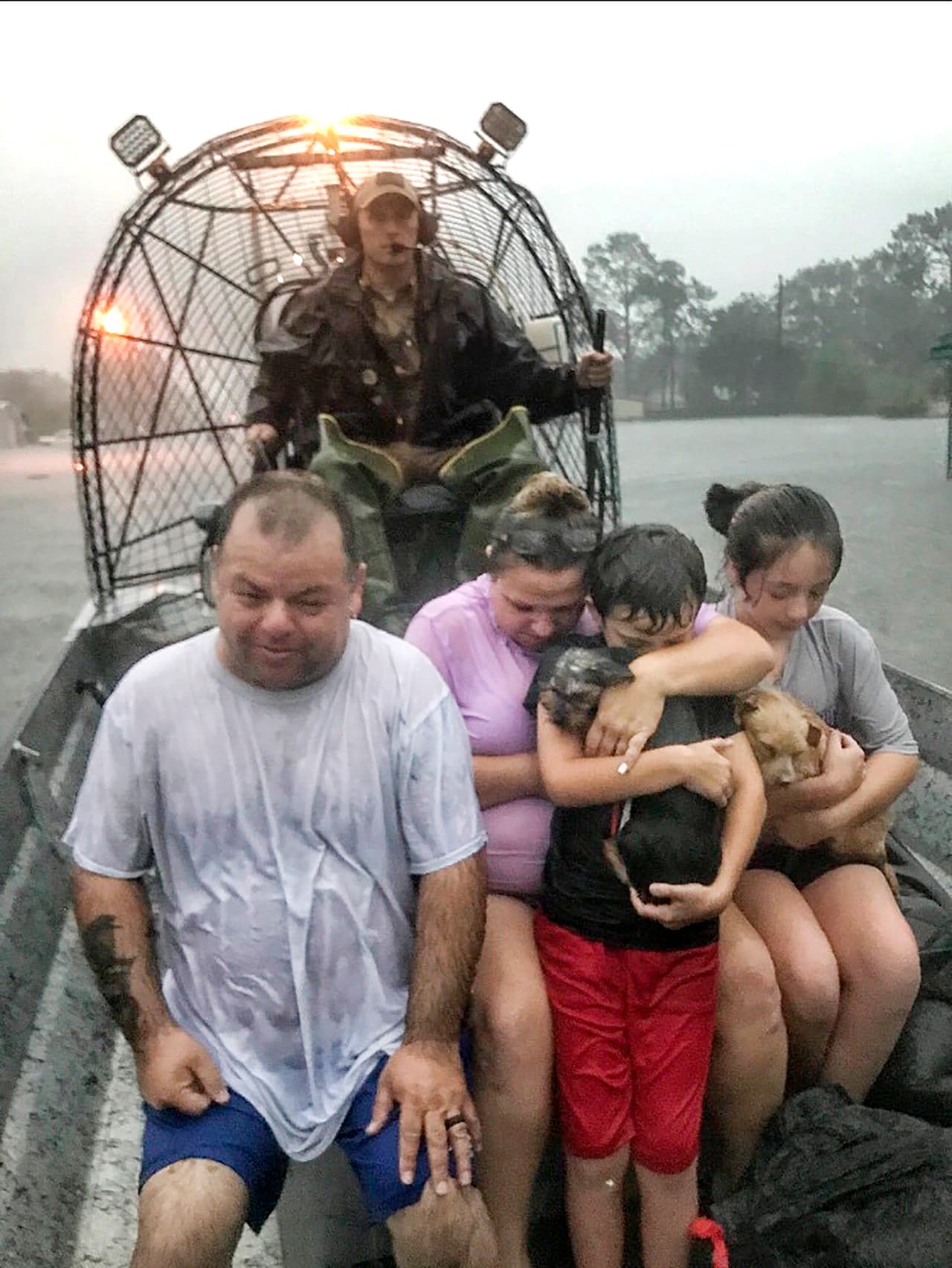 La imagen es del Departamento de Parques y Vida Salvaje de Texas, y muestra el momento en que una familia es rescatada por las autoridades en un área cercana a Beaumont, una ciudad del sureste del estado, utilizando un bote de aire.