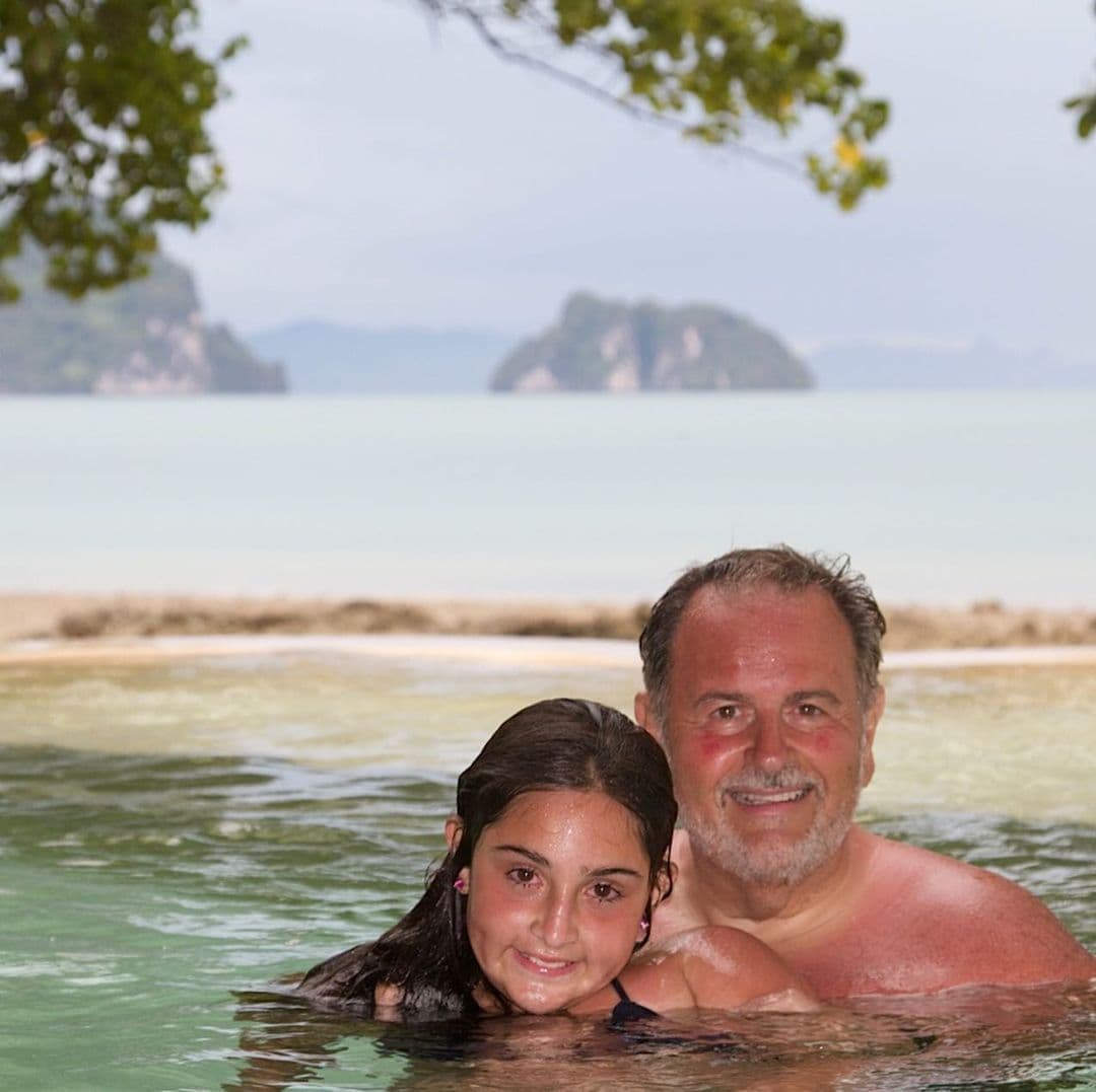 Mía y Raúl guardan gratos recuerdos de sus vacaciones. Junto a él, su bella hija ha recorrido el mundo entero.