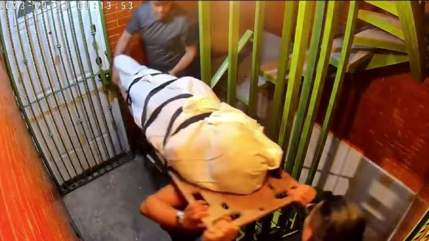Imagen de video del presunto cadáver de Montserrat Juárez Gómez, de 25 años, es retirado de un condominio ubicado en la colonia Anáhuac I de la alcaldía Miguel Hidalgo en la Ciudad de México, la madrugada del 23 de septiembre de 2023.