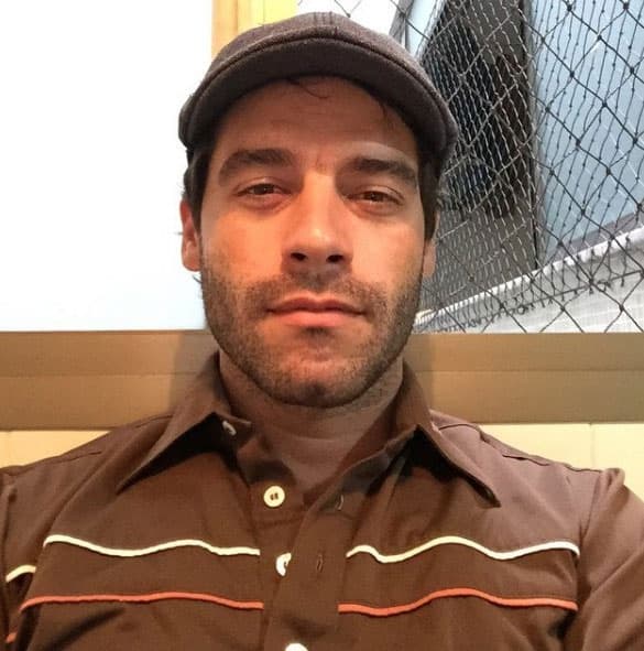 De esta manera comenzó su contacto con el mundo de la actuación. Este galán brasileño mide 1.84 metros de altura y mantiene una relación con Giselle Itié desde el 2015.